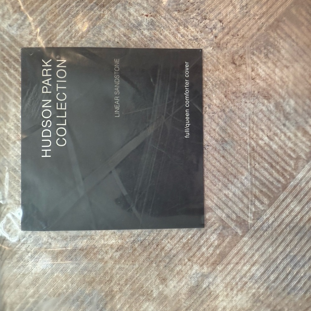 Hudson Park Collection Duvet includes Pillow Cases Sandstone - Picture 8 of 9